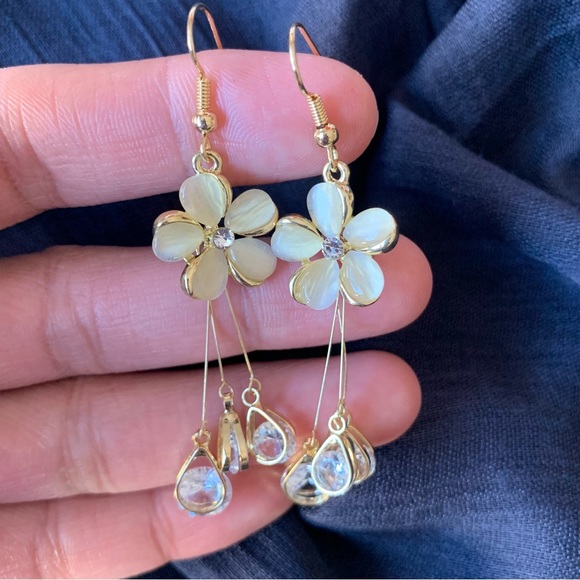 🌟2/$20🌟Luxury Opal Flower Earring - Picture 2 of 4